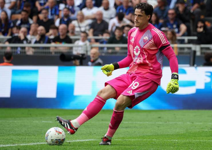 Mile Svilar rinvia coi piedi a San Siro