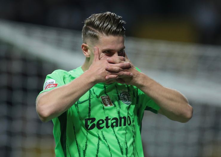 Viktor Gyokeres esulta dopo aver segnato