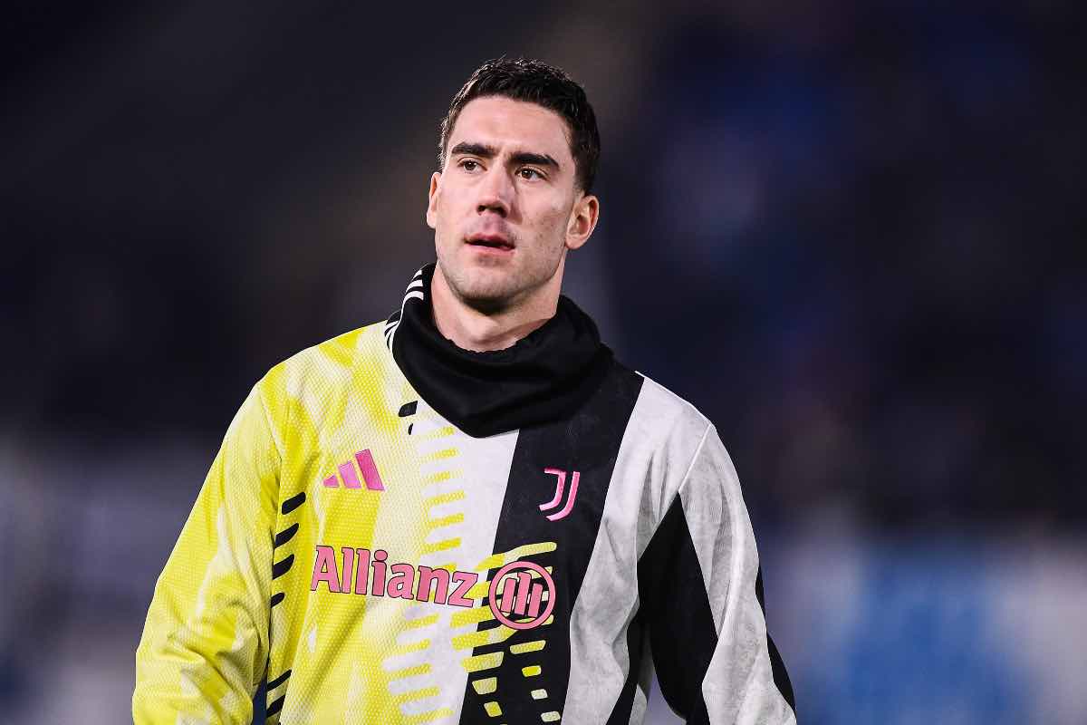 Vlahovic durante la fase di riscaldamento della Juventus