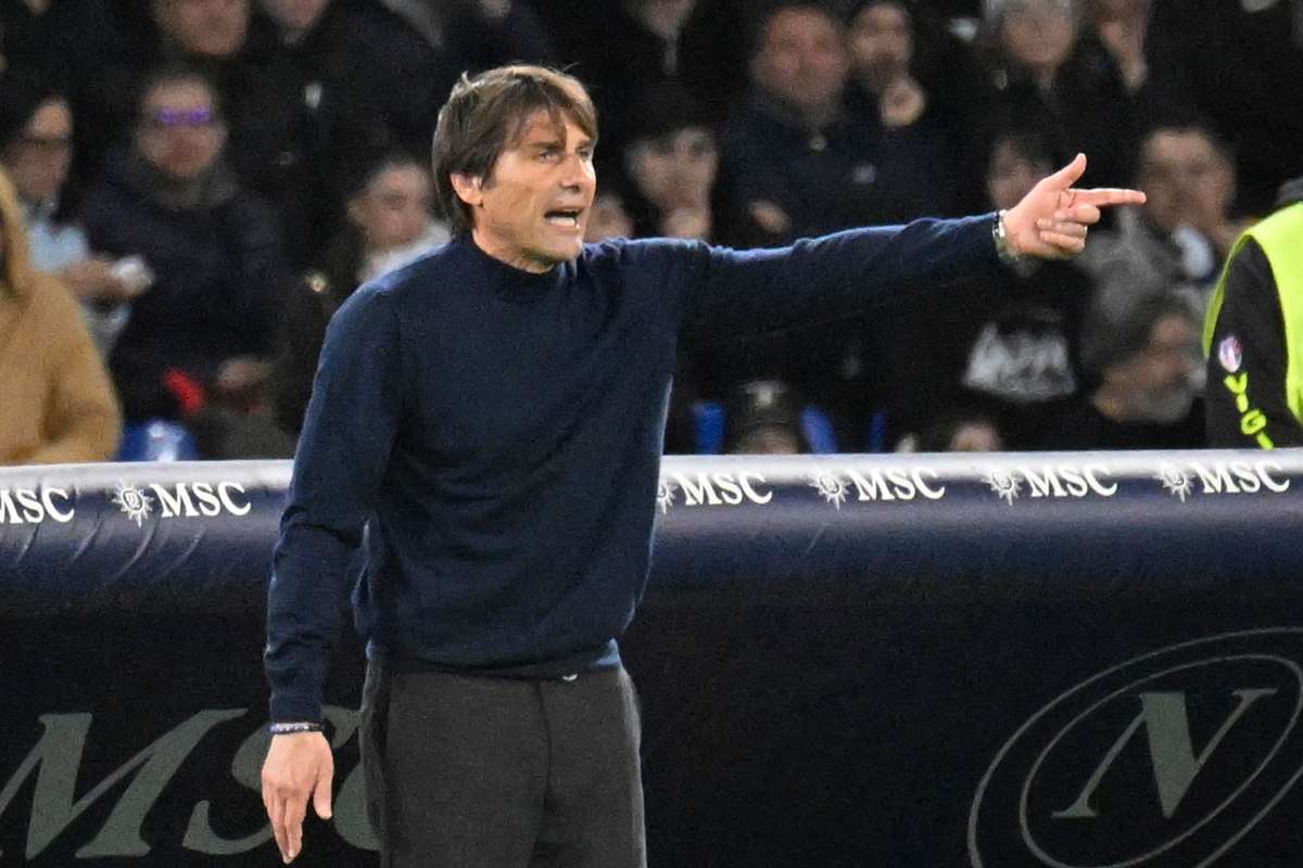 Antonio Conte dà indicazioni ai suoi dalla panchina del Napoli