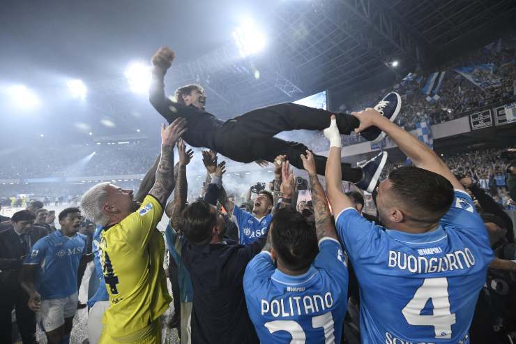 Il tecnico del Napoli Antonio Conte, lanciato in aria dai suoi giocatori durante i festeggiamenti per lo scudetto 