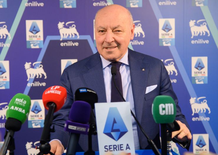 Il presidente dell'Inter, Beppe Marotta, davanti ai microfoni 