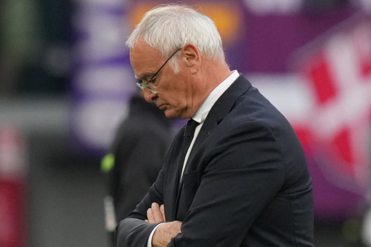 Il tecnico della Roma, Claudio Ranieri, a testa bassa