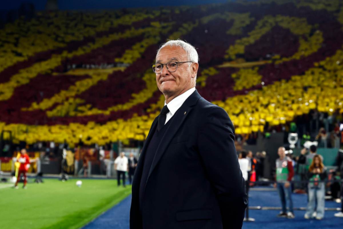 Claudio Ranieri, tecnico della Roma, si gode il tributo dello Stadio Olimpico