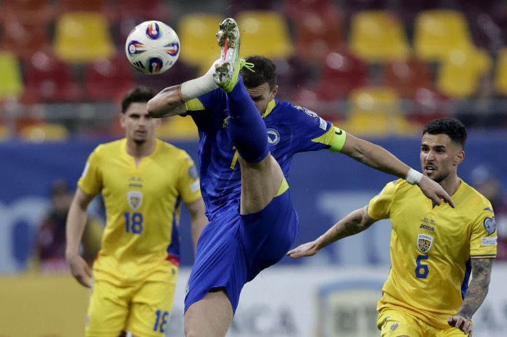 L'attaccante Edin Dzeko impegnato con la maglia della nazionale bosniaca