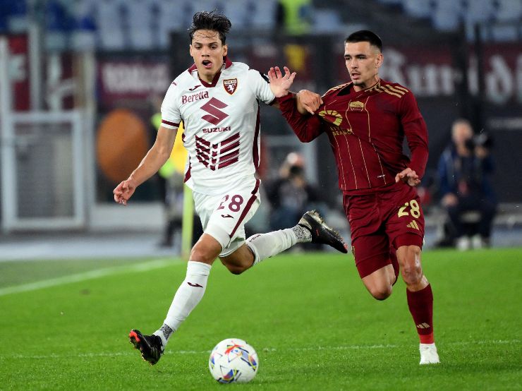 Il centrocampista francese Enzo Le Fée con la maglia della Roma