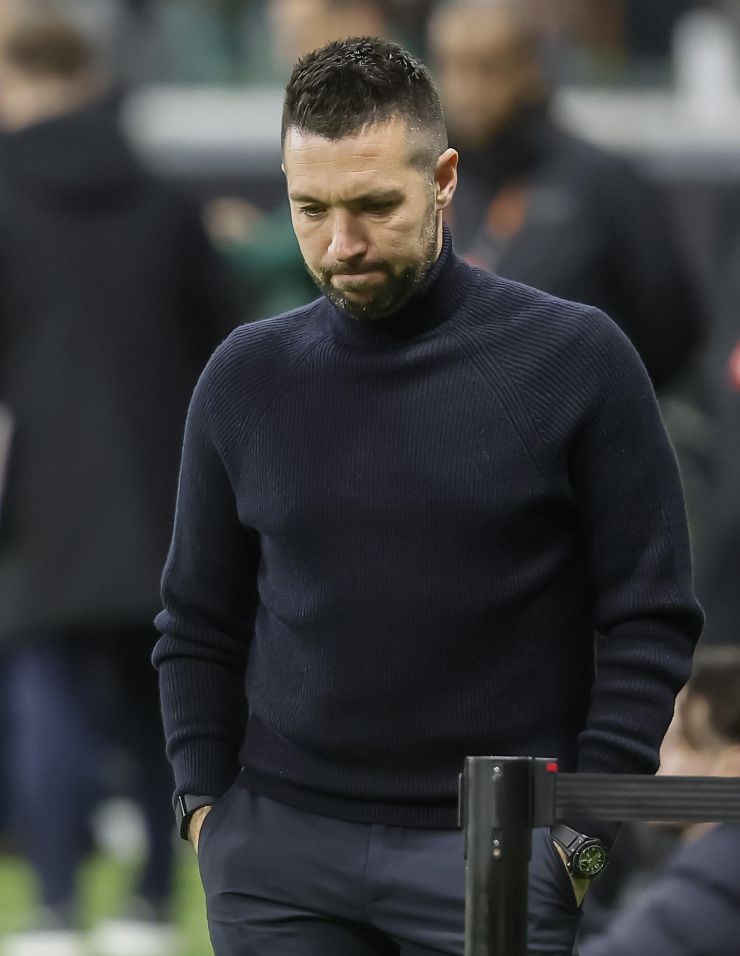 Il tecnico italiano dell'Ajax, Francesco Farioli, visibilmente sconsolato