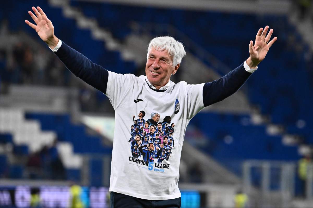 Gian Piero Gasperini, tecnico dell'Atalanta, riceve gli applausi dei tifosi