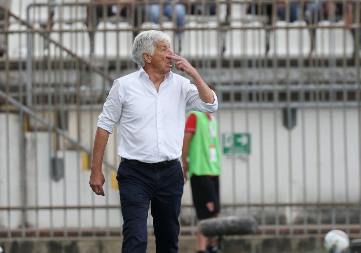 Gian Piero Gasperini, tecnico dell'Atalanta, scruta i suoi dalla panchina