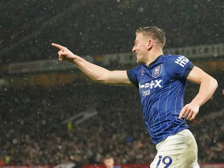 L'attaccante inglese dell'Ipswich Town, Liam Delap, esultante dopo una rete 