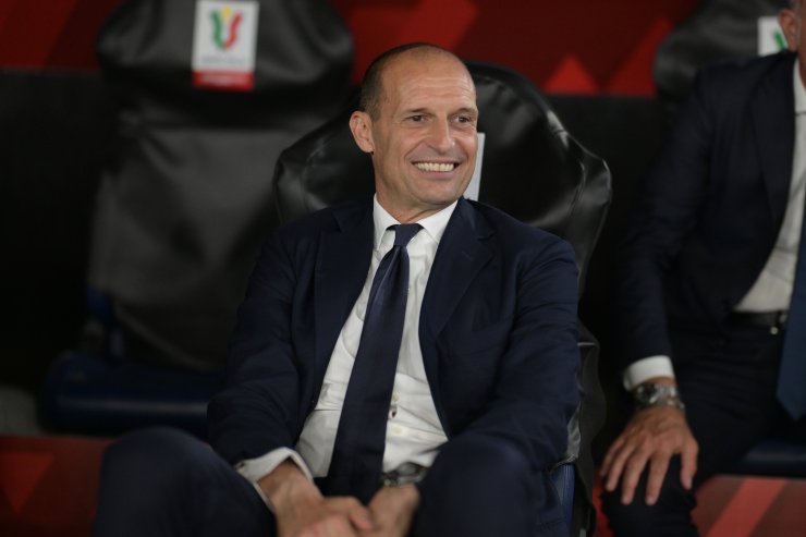 Un sorridente Massimiliano Allegri sulla panchina della Juventus