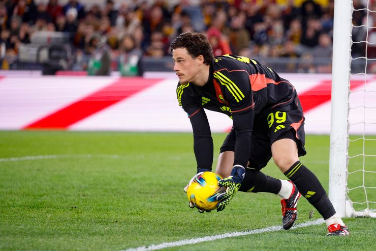 Il numero uno belga della Roma, Mile Svilar, impegnato in una presa