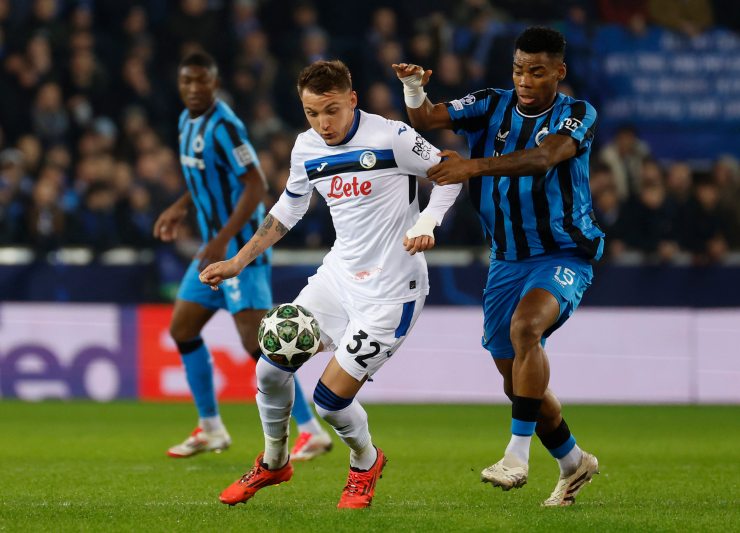 Raphael Onyedika, centrocampista Bruges impegnato contro Mateo Retegui dell'Atalanta 