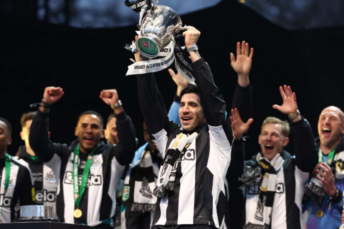 Sandro Tonali alza la Carabao Cup vinta con il Newcastle