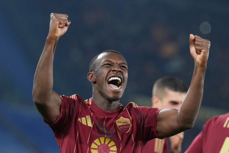 Il difensore arabo della Roma, Saud Abdulhamid, esulta dopo una rete