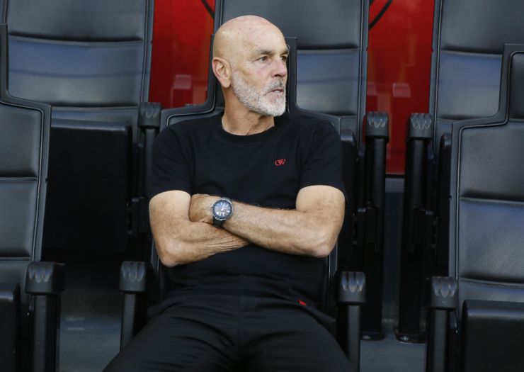 Stefano Pioli immortalato in panchina ai tempi del Milan