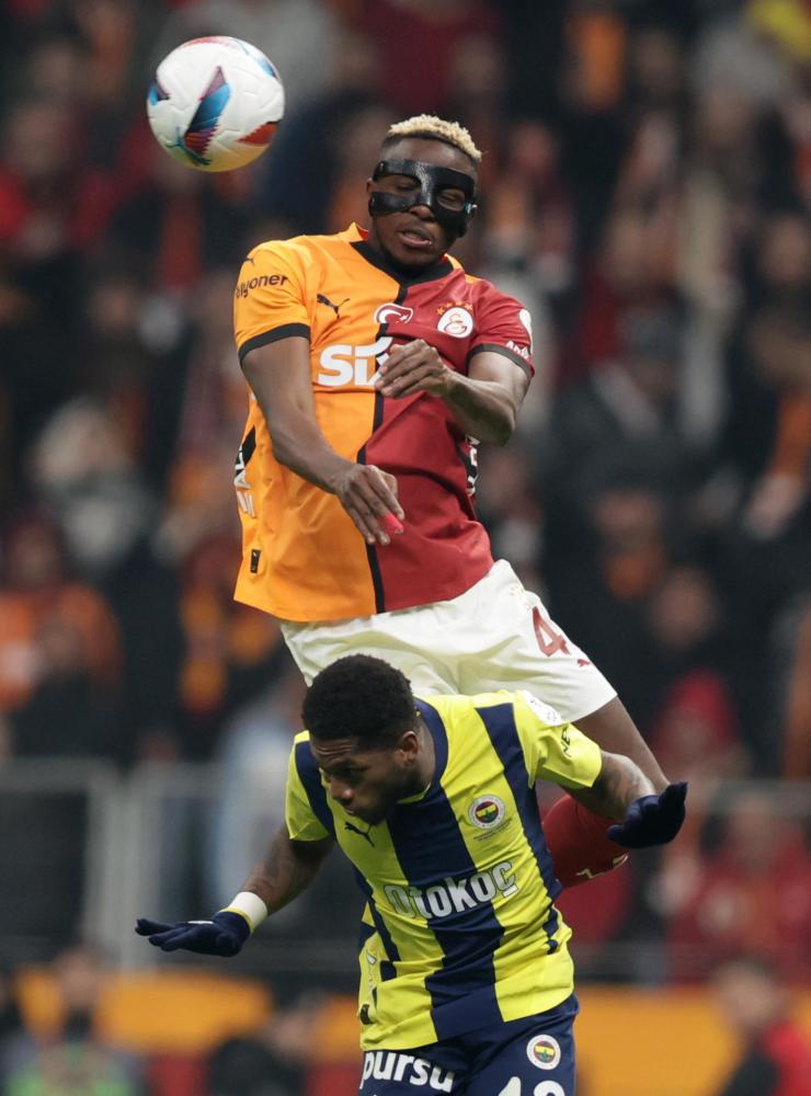 L'attaccante nigeriano del Galatasaray, Victor Osimhen, in un'azione aerea