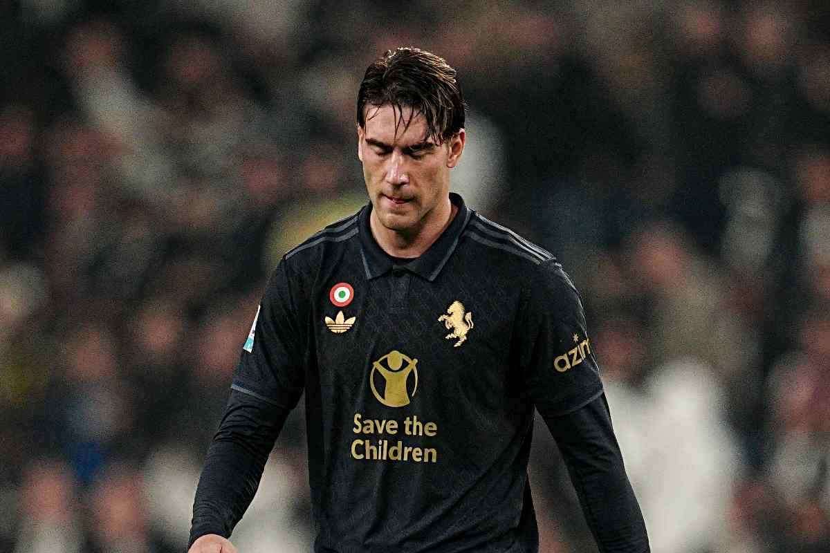 Dusan Vlahovic con la terza maglia della Juve