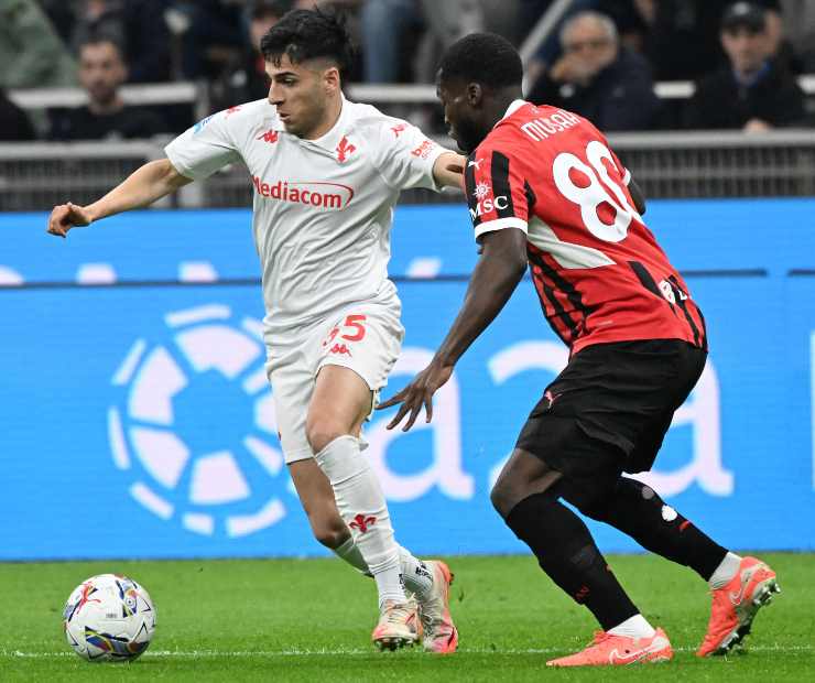 Il centrocampista statunitense del Milan, Yunus Dimoara Musah impegnato in campo 