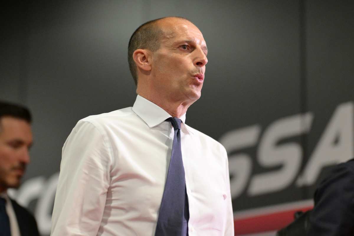 Allegri passeggia per arrivare al campo da gioco