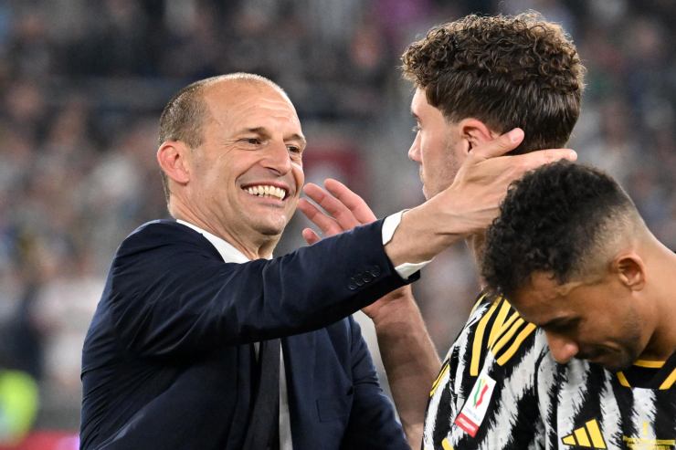 Allegri e Vlahovic si abbracciano 