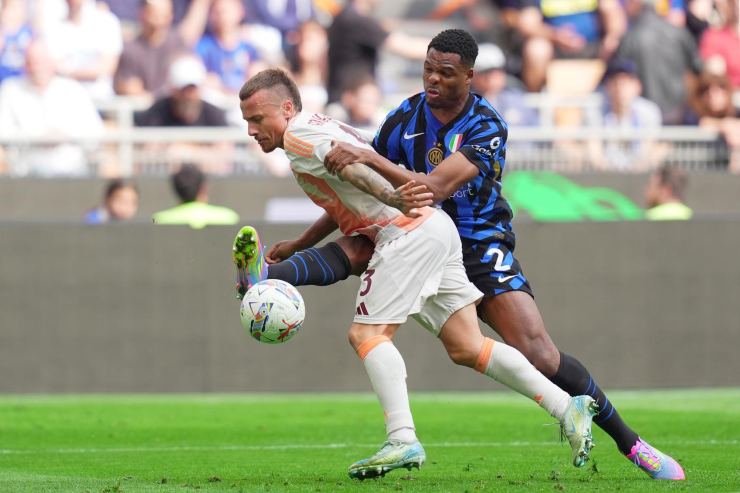 Angelino in contrasto con Dumfries