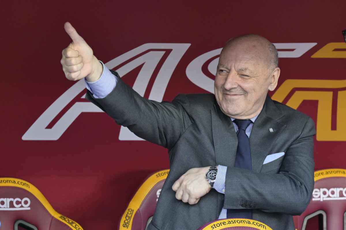 Marotta seduto sulla panchina della Roma