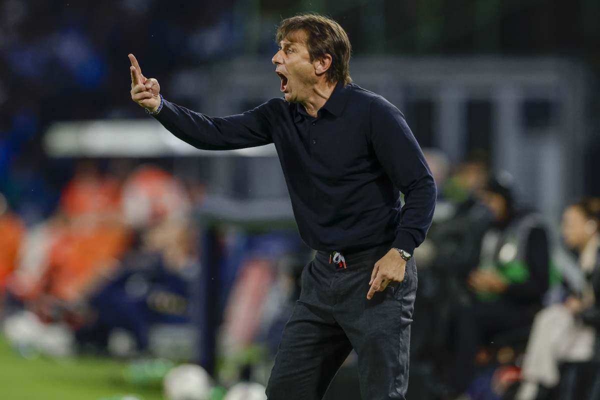 Antonio Conte dà indicazioni