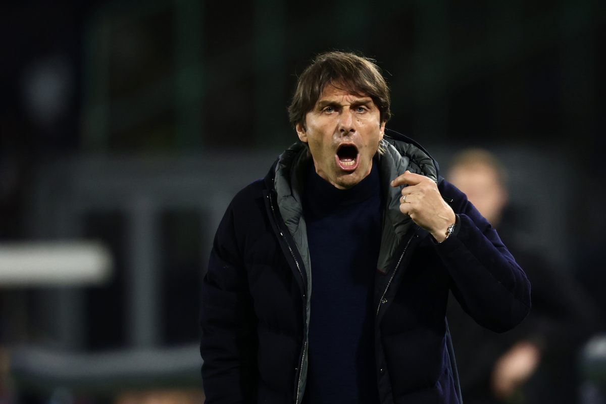 Conte dà indicazioni in panchina