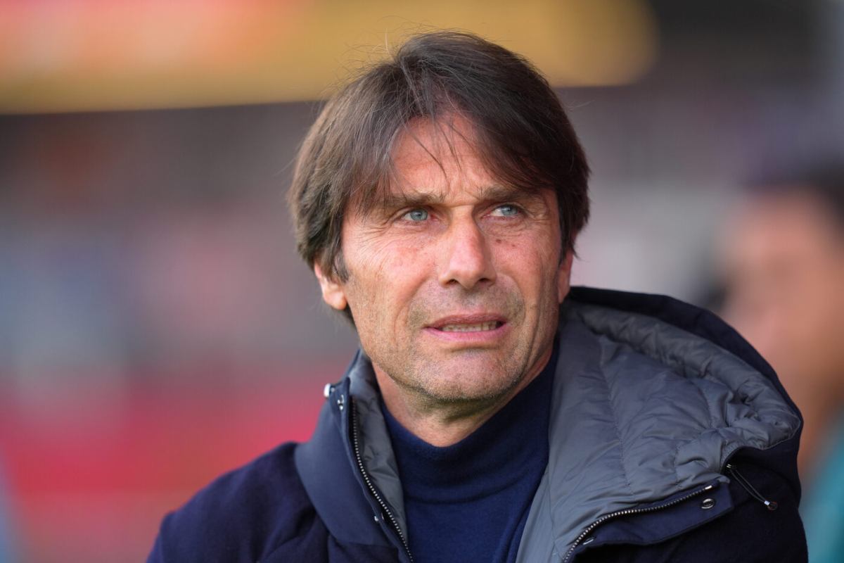 Antonio Conte in primo piano deluso