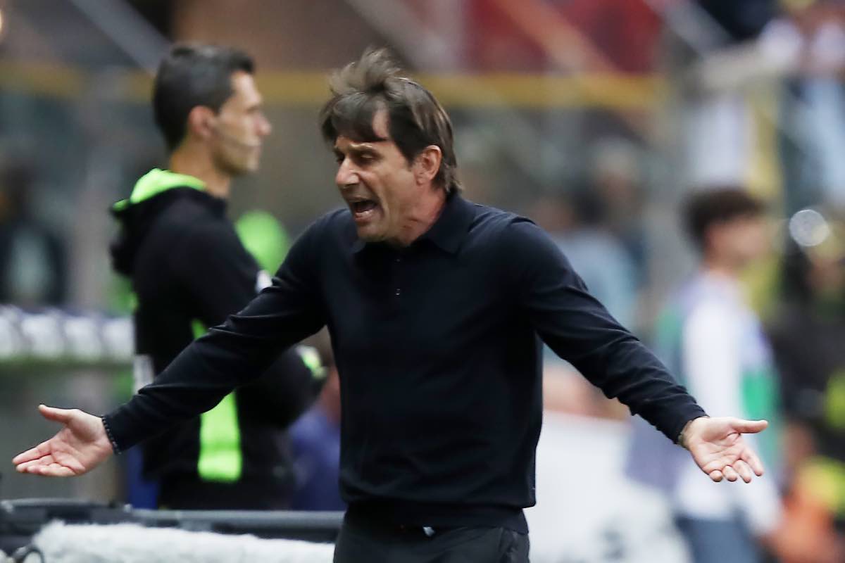 Conte sconsolato allarga le braccia in segno di disapprovazione