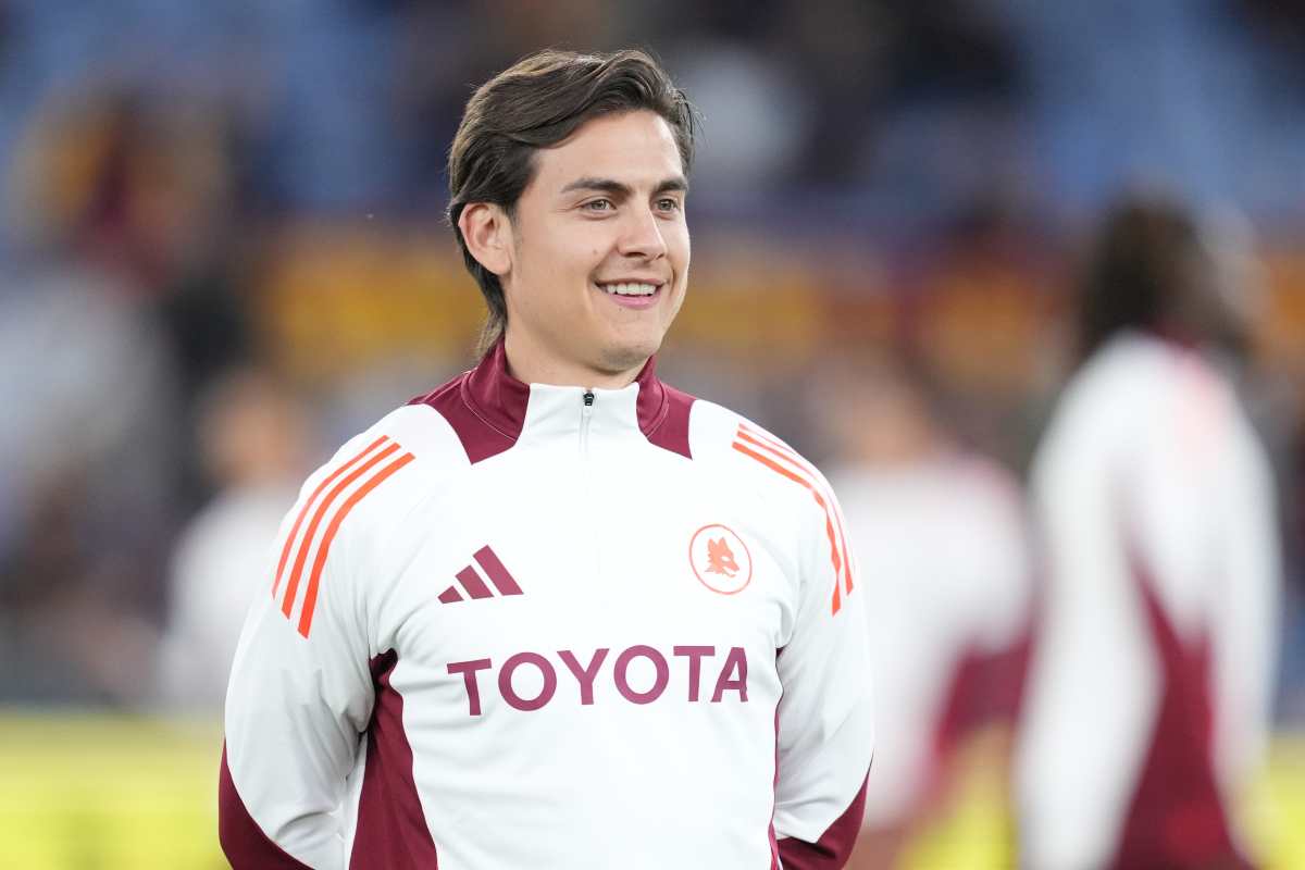 Dybala sorridente osserva l'allenamento dei compagni