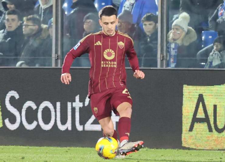 Enzo Le Feè in azione con la maglia della Roma