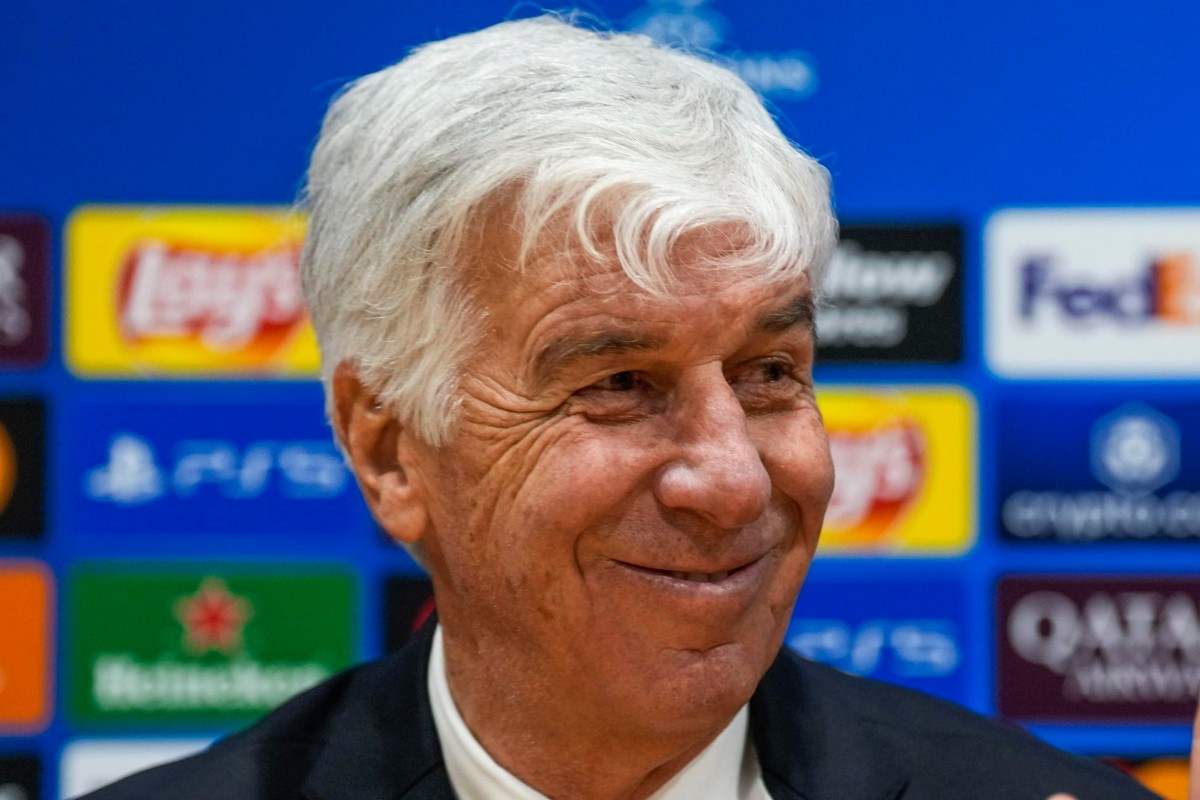 Gian Piero Gasperini sorridente in conferenza stampa
