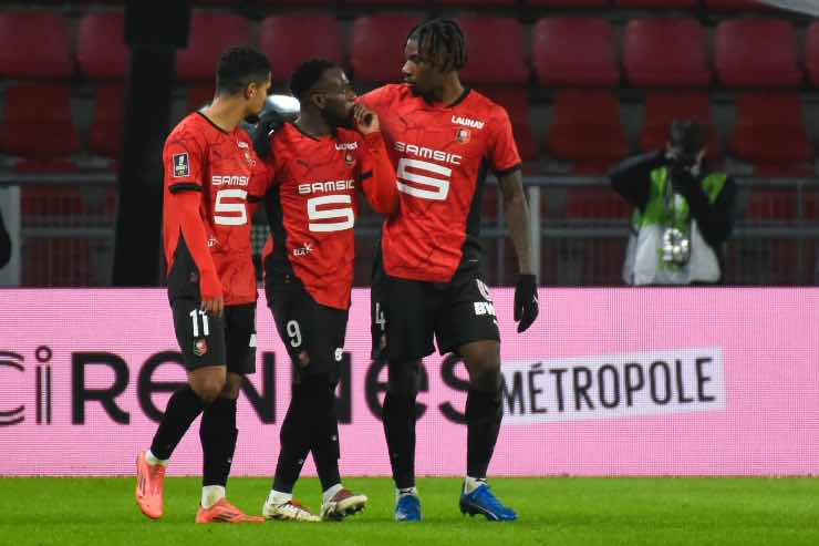 Kalimuendo esulta con i suoi compagni dopo aver messo un gol