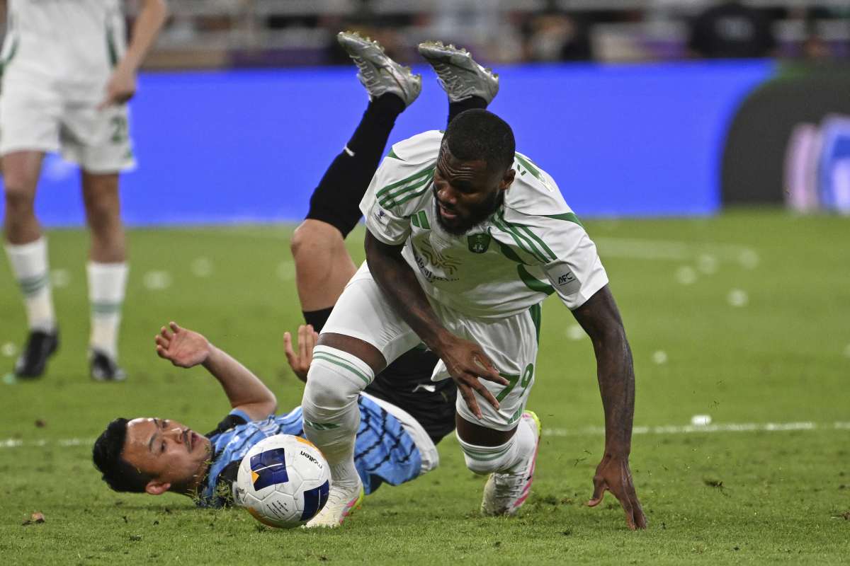 Kessie porta il pallone 
