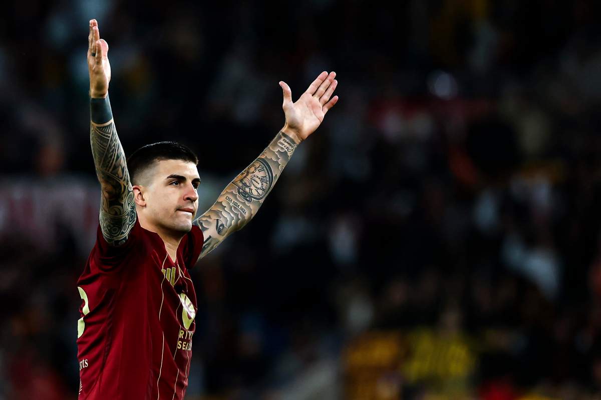 Mancini braccia al cielo con la maglia della Roma