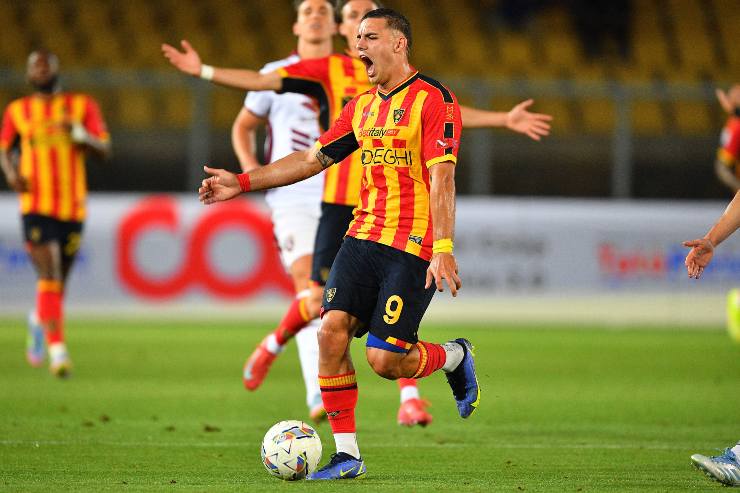 Nikola Krstovic, attaccante del Lecce, accostato anche a Roma e Milan