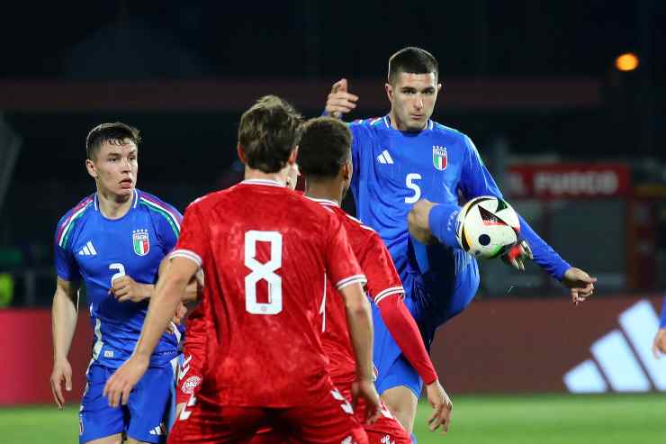 Lirola anticipa un avversario colpendo il pallone di sinistro