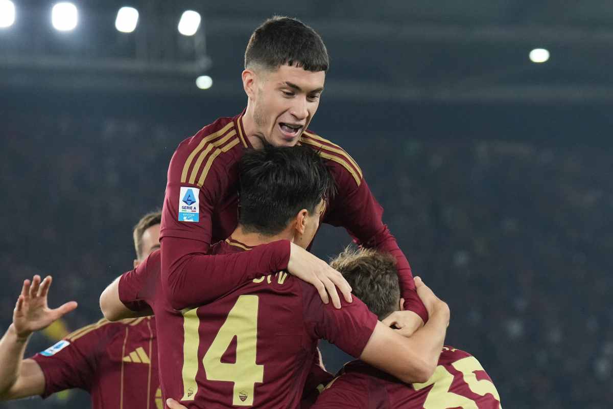Shomurodov esulta dopo il gol assieme ai suoi compagni