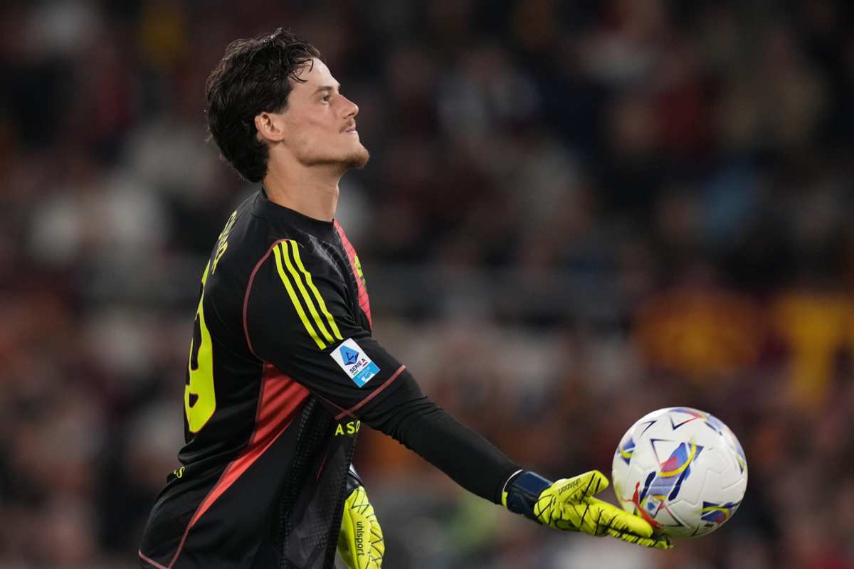 Svilar con il pallone in mano