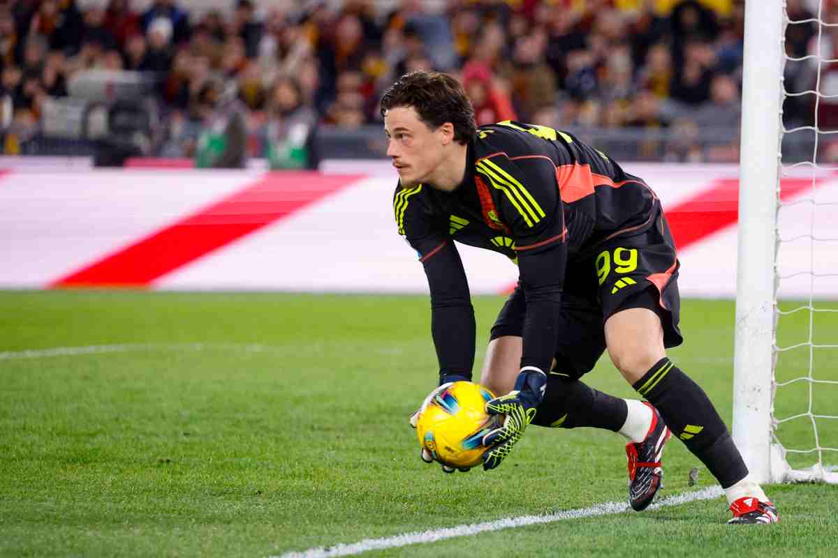Svilar con la maglia della Roma
