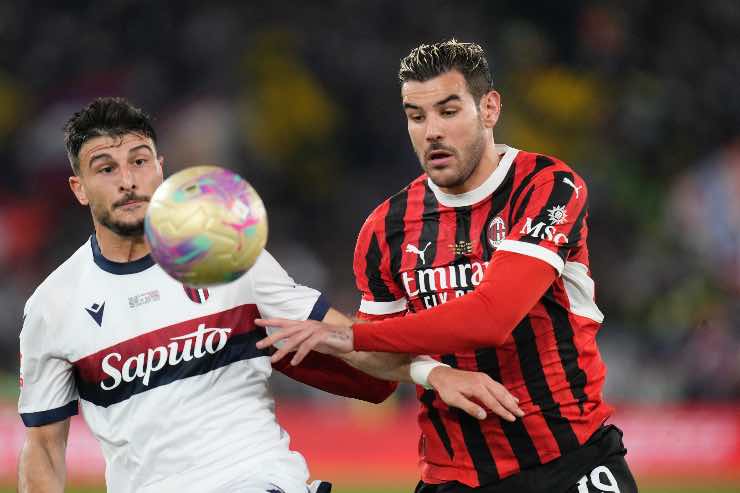 Theo Hernandez prova a contendere un pallone vagante ad Orsolini