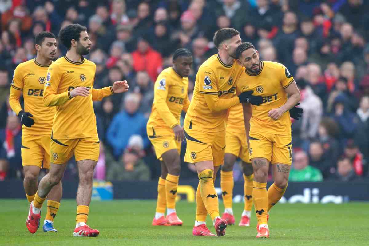 I giocatori del Wolverhampton esultano in campo