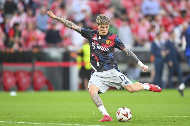 L'attaccante del Manchester United Alejandro Garnacho durante il riscaldamento