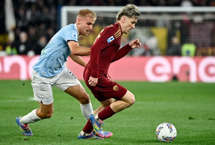 Alexis Saelemaekers, centrocampista belga della Roma, impegnato nel derby contro la Lazio 