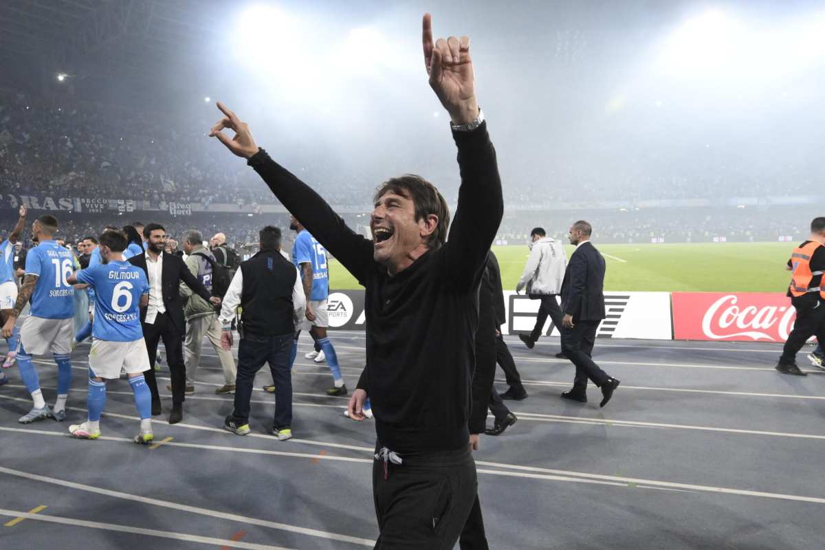 Antonio Conte, tecnico del Napoli, festeggia il tricolore conquistato
