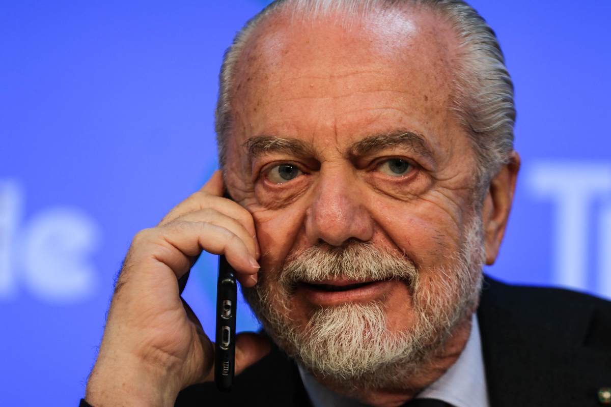 Il presidente del Napoli, Aurelio De Laurentiis, al telefono