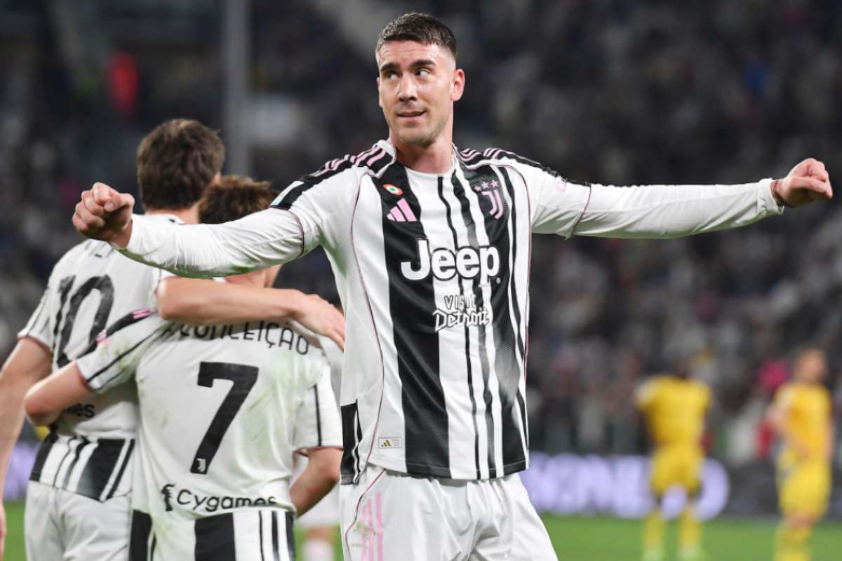 L'attaccante della Juventus, Dusan Vlahovic, esulta dopo una rete