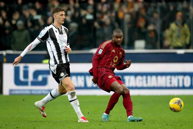 Evan N'Dicka, difensore della Roma, impegnato contro l'Udinese